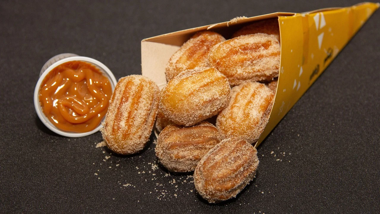 Churros assando em camada única na cesta da airfryer