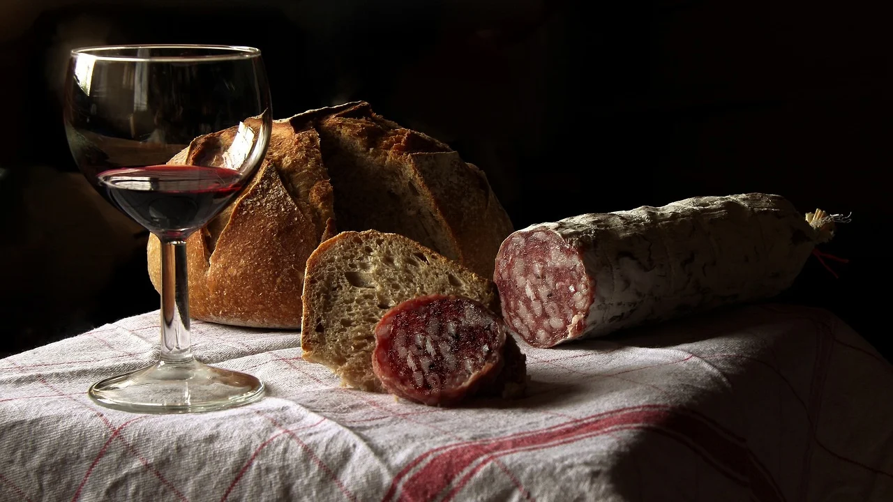 Miolo aerado da ciabatta com alvéolos irregulares e macios.