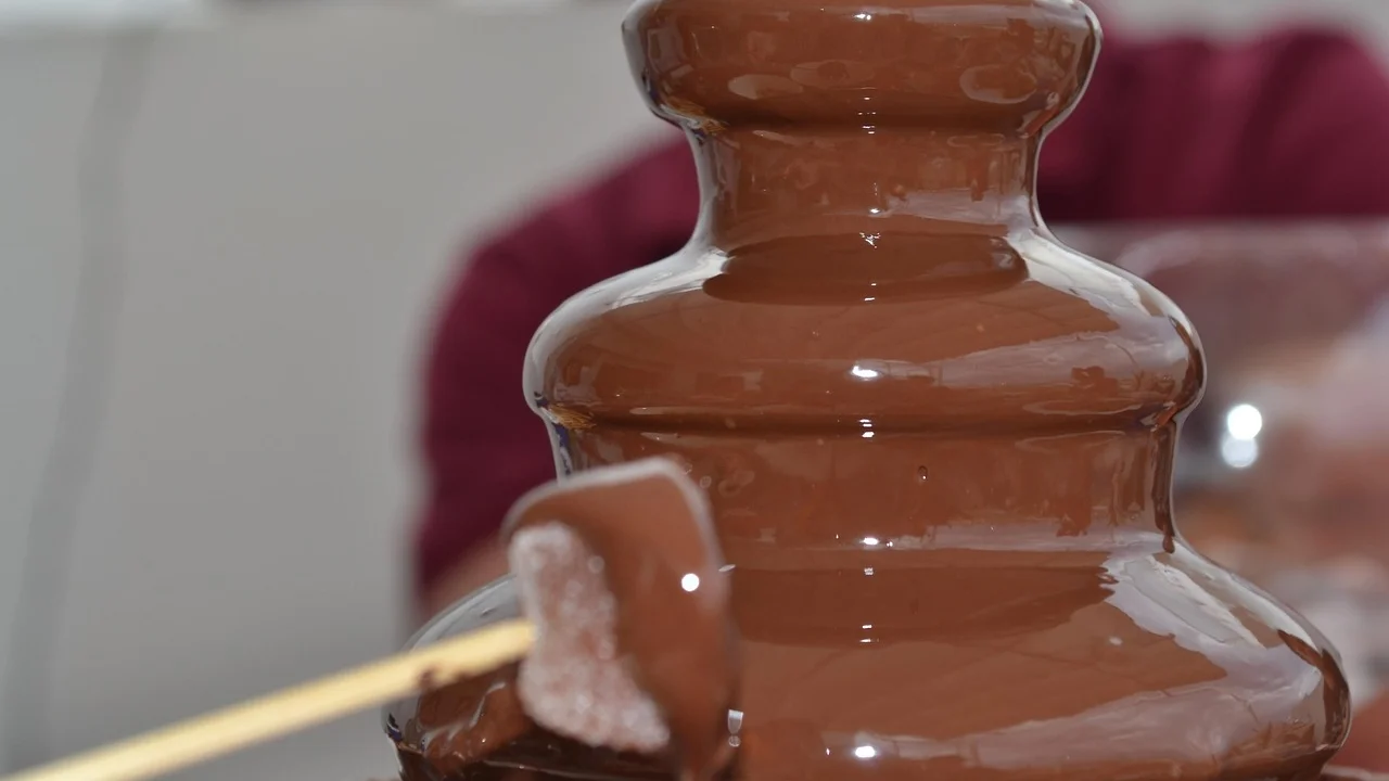 Cobertura brilhante de chocolate em bolo de camadas