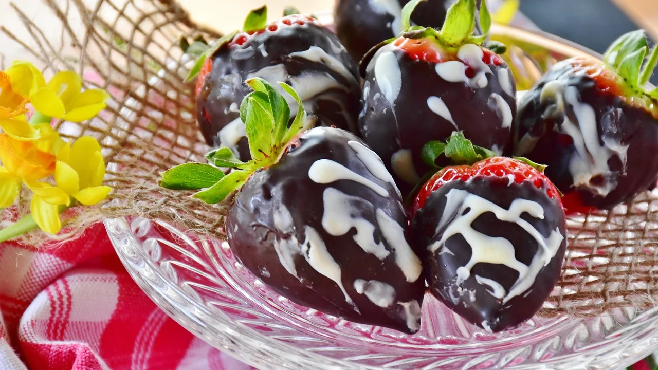 Chocolate picado pronto para derreter em banho-maria