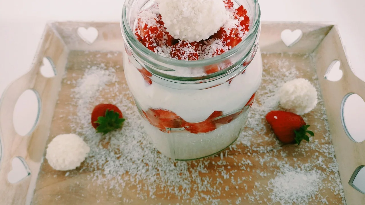 Porções de cocada com coco tostado para finalizar