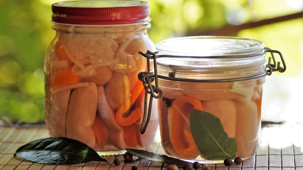 Colher retirando cebolas crocantes de um pote refrigerado.