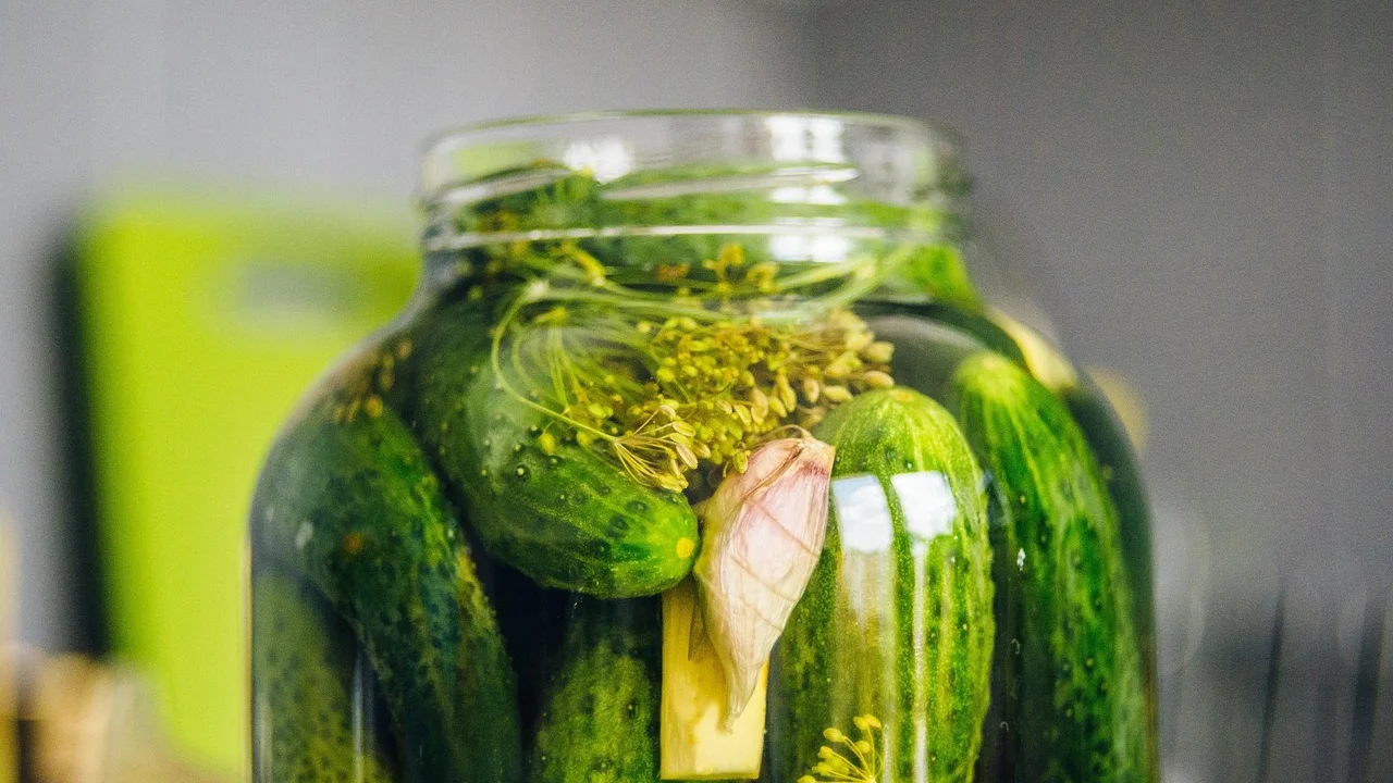 Salmoura de vinagre e temperos sendo preparada na panela.