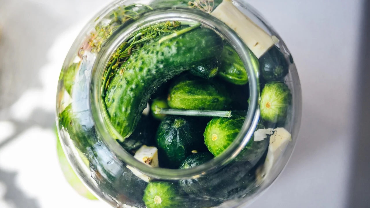Conserva de pepino refrigerada pronta para servir.