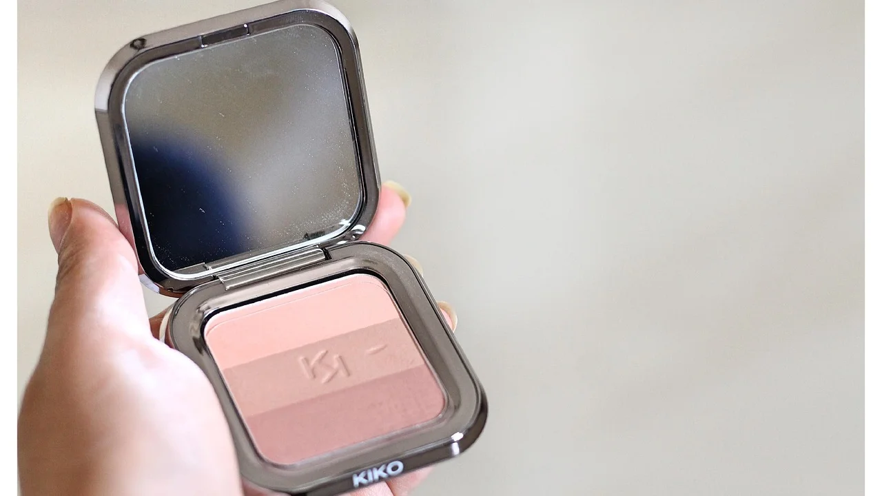 Comparação entre contorno, bronzer e iluminador na maquiagem.