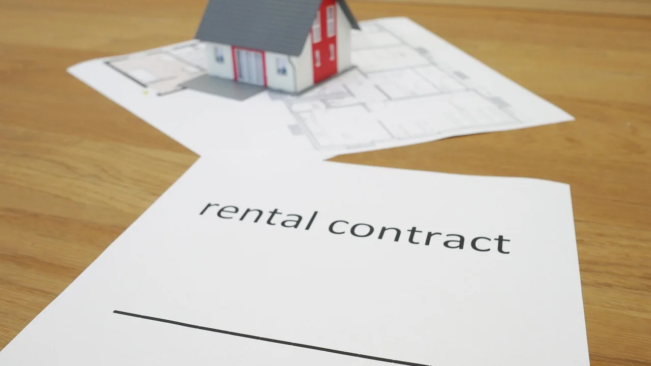 Contrato de locação residencial sendo revisado antes da assinatura.