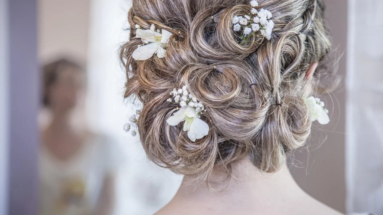 Acessórios essenciais para montar um penteado alto e firme.