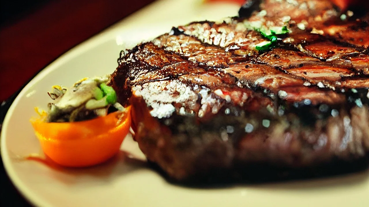 Carne macia servida com molho encorpado e cheiro-verde.
