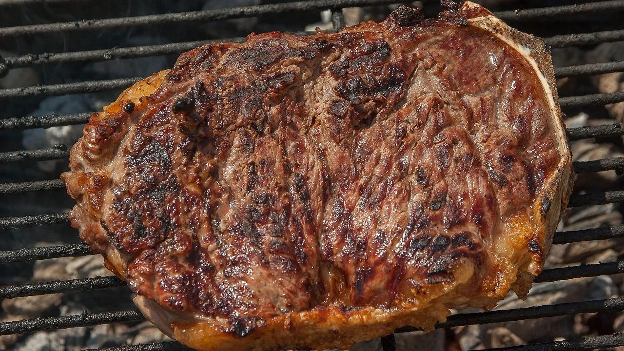 Costela bovina temperada pronta para entrar no forno.