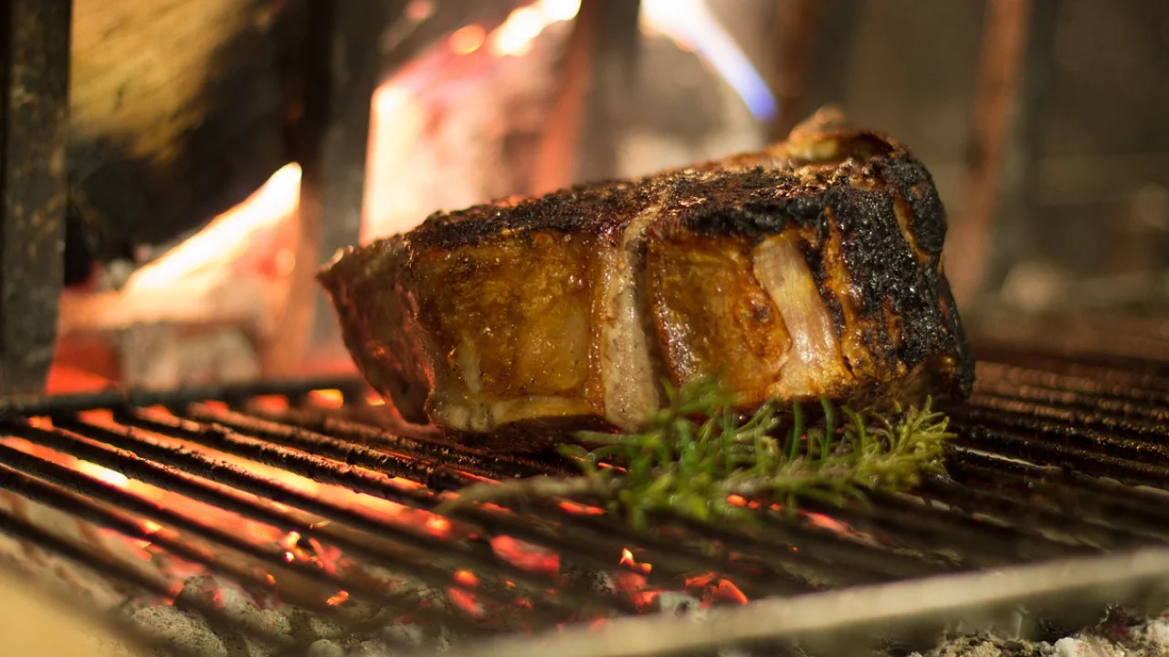 Assadeira vedada com papel-alumínio durante o cozimento lento.