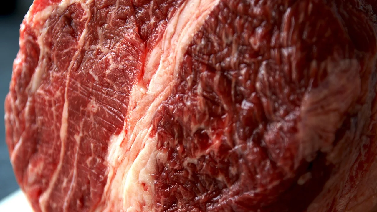 Costela dourada com os ossos aparentes e superfície caramelizada.