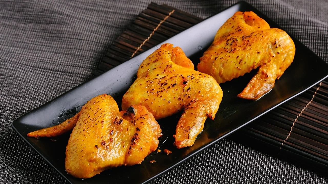 Coxinhas da asa douradas e crocantes no cesto da airfryer.