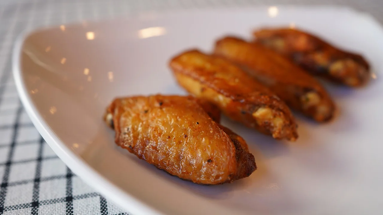 Frango temperado com alho, páprica e ervas antes do preparo.