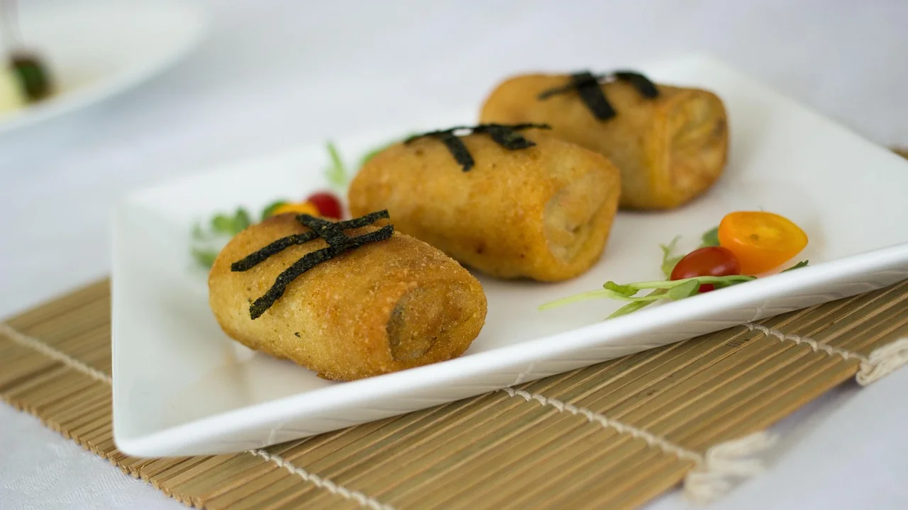 Coxinhas de frango douradas e crocantes servidas em uma travessa.
