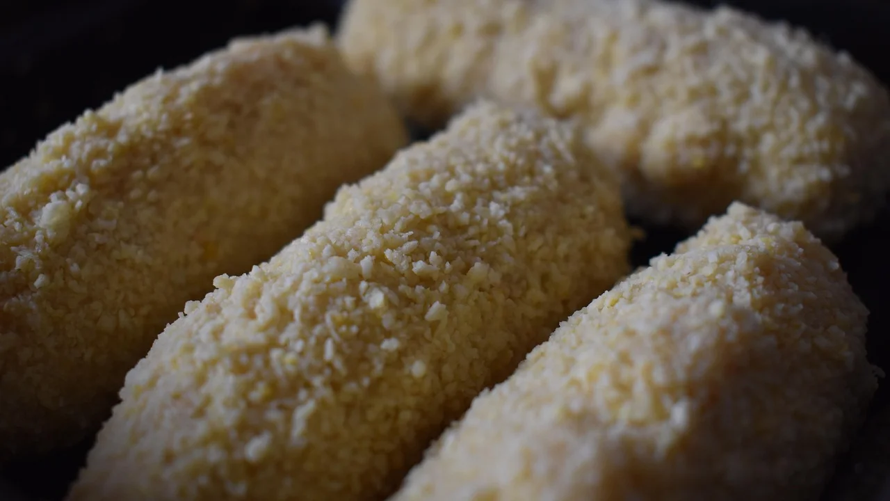 Frango desfiado e temperado pronto para rechear os salgados.