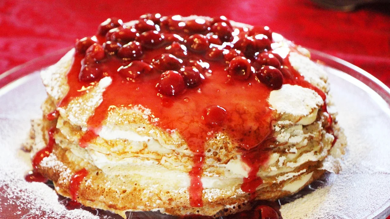 Crepe dobrado em triângulo finalizado com açúcar de confeiteiro.