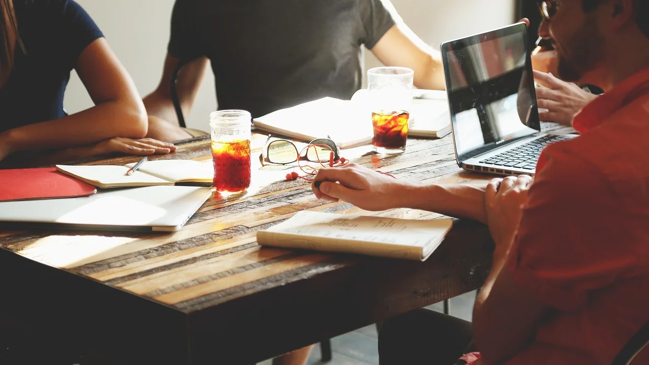 Pessoa organizando post-its em um quadro de planejamento