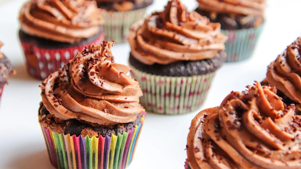 Saco de confeitar aplicado sobre um cupcake já frio.