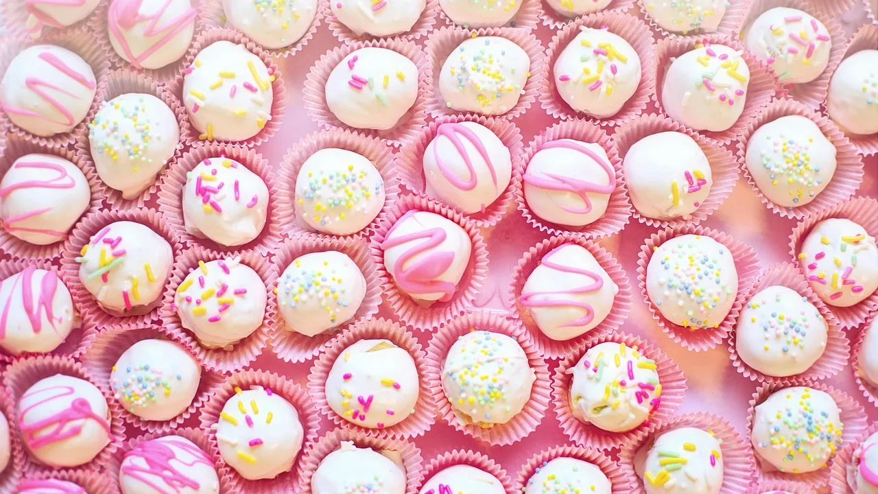 Cupcakes de chocolate decorados com ganache e raspas.