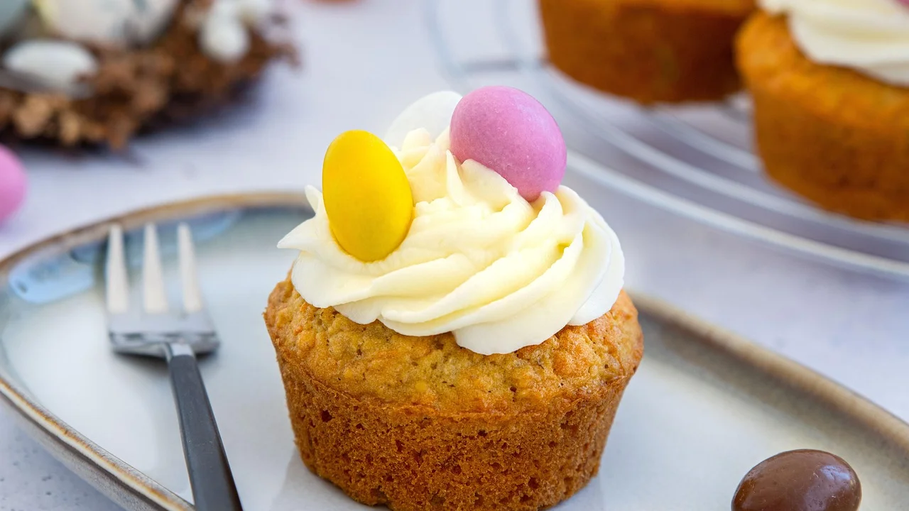 Assadeira com cupcakes assados em forminhas de papel.