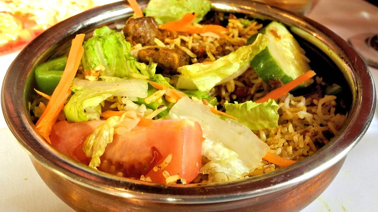 Legumes assados temperados com curry caseiro e ervas frescas.