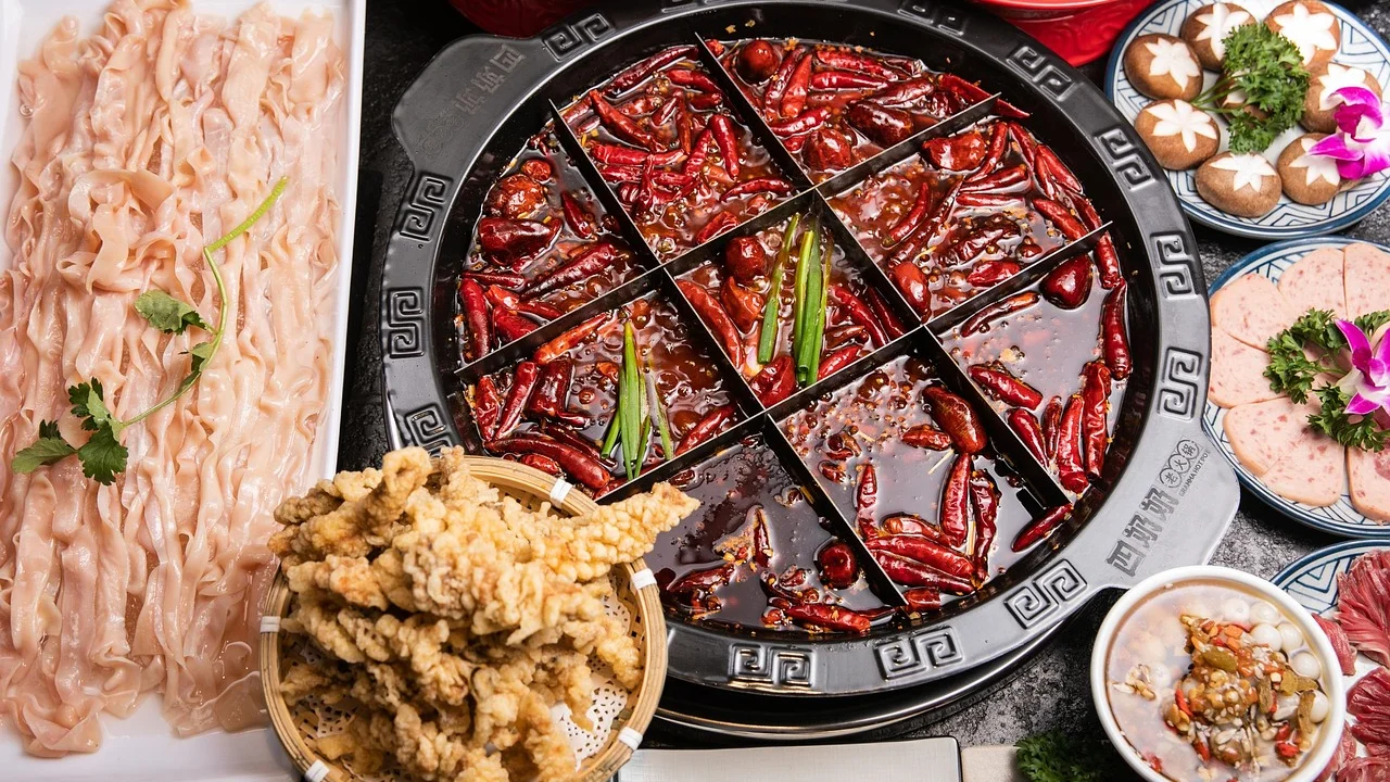 Dobradinha quente acompanhada de arroz branco e farofa