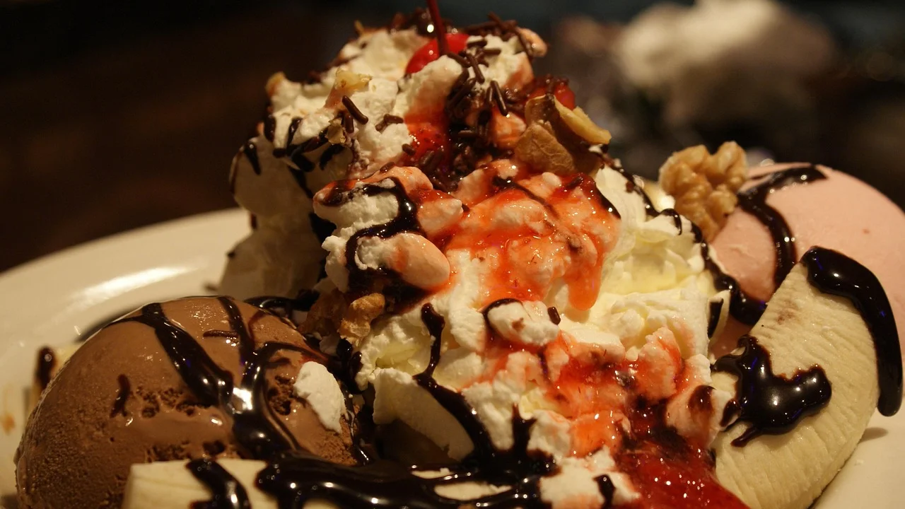 Doce de banana apurando lentamente em panela de fundo grosso