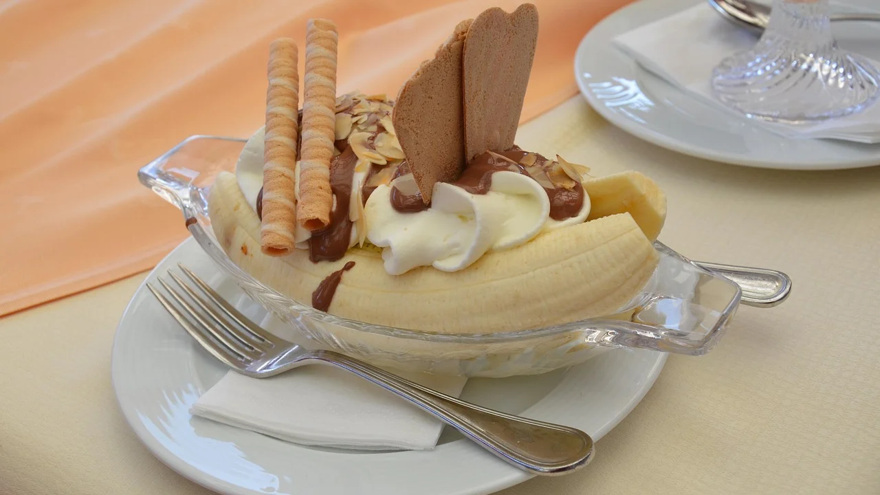 Doce de banana servido em pote de vidro com canela