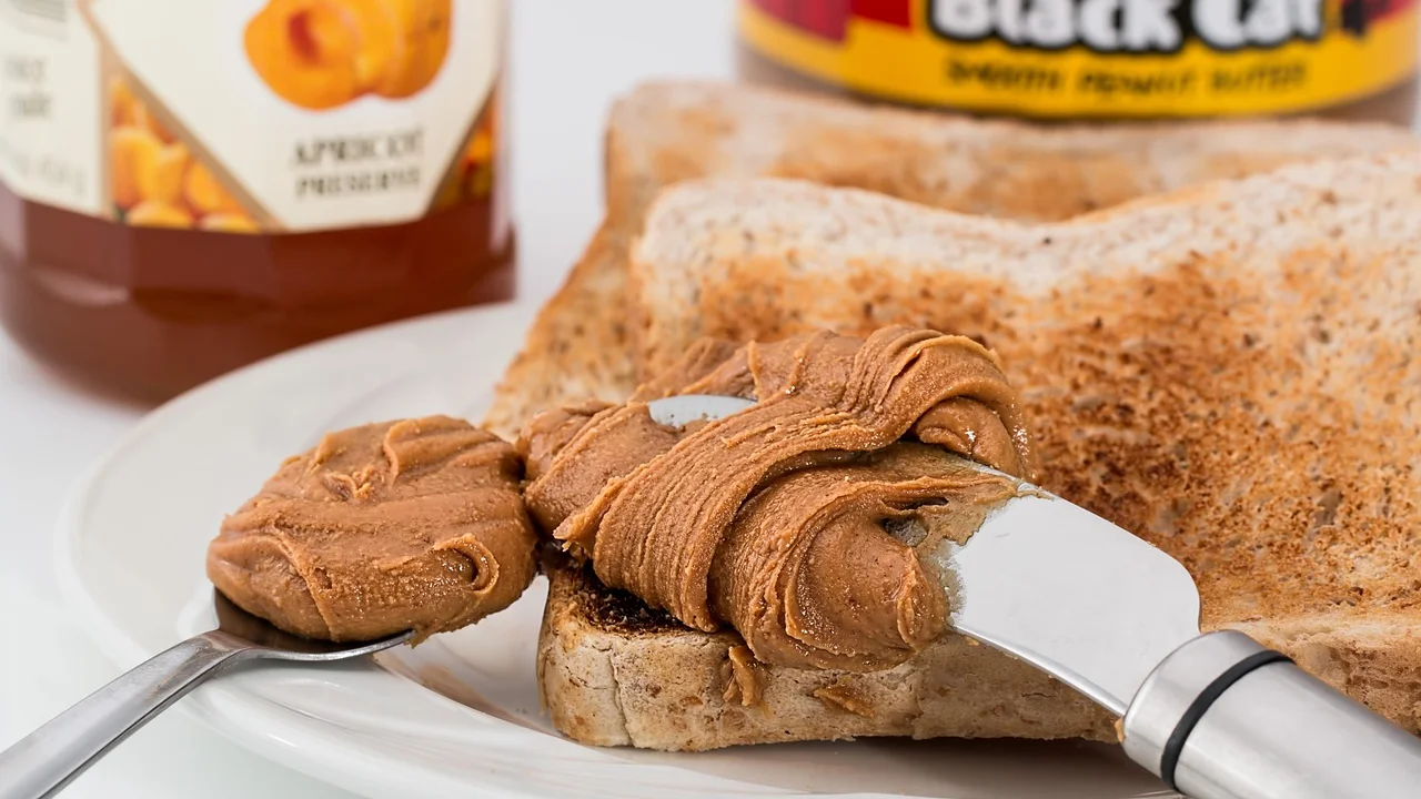Doce de leite cremoso servido em pote de vidro