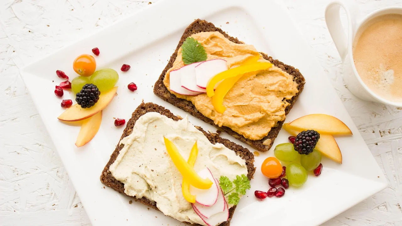 Doce de leite acompanhado de queijo e frutas
