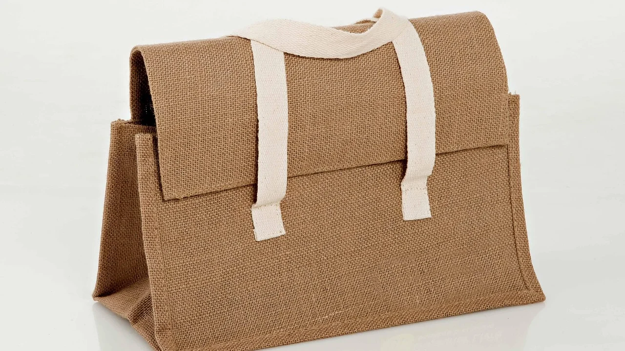 Ecobag de algodão cru sobre mesa de madeira