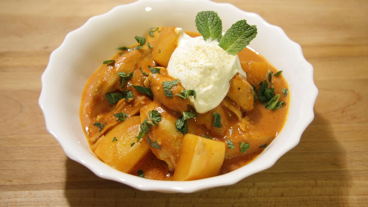 Legumes cortados para compor um caldo caseiro e aromático.