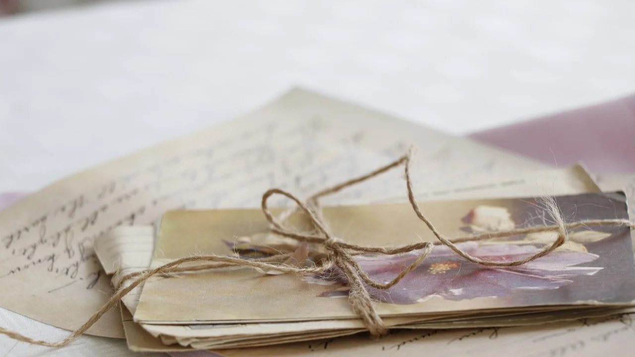 Cartões coloridos acomodados em envelopes artesanais.