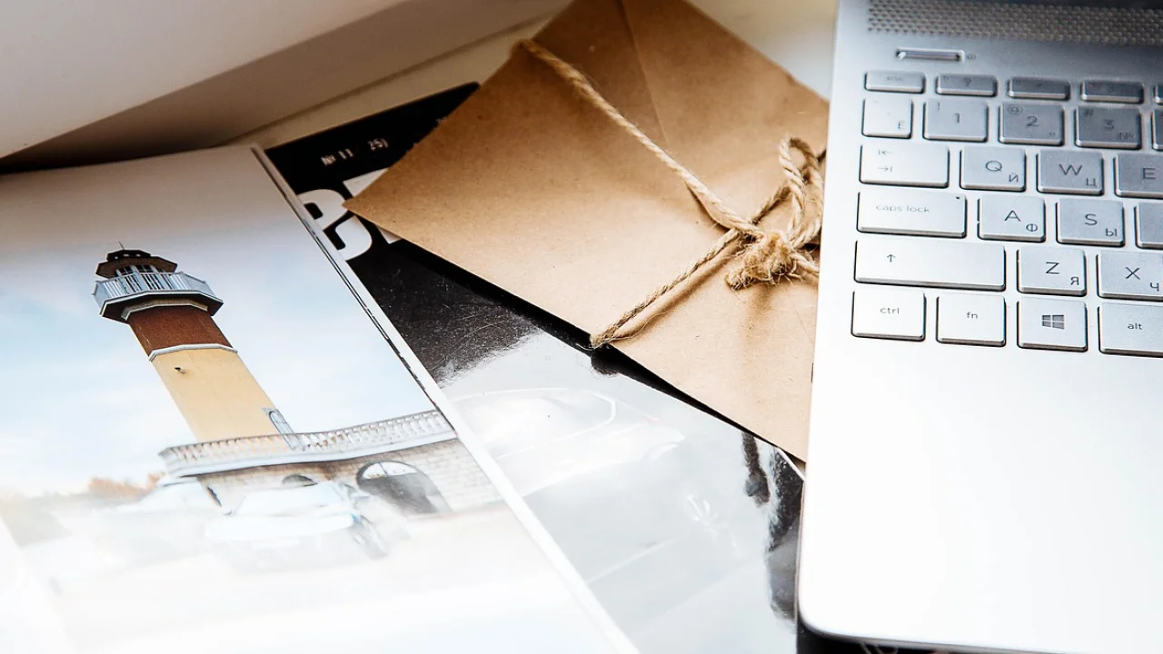 Materiais simples usados para criar envelopes personalizados.