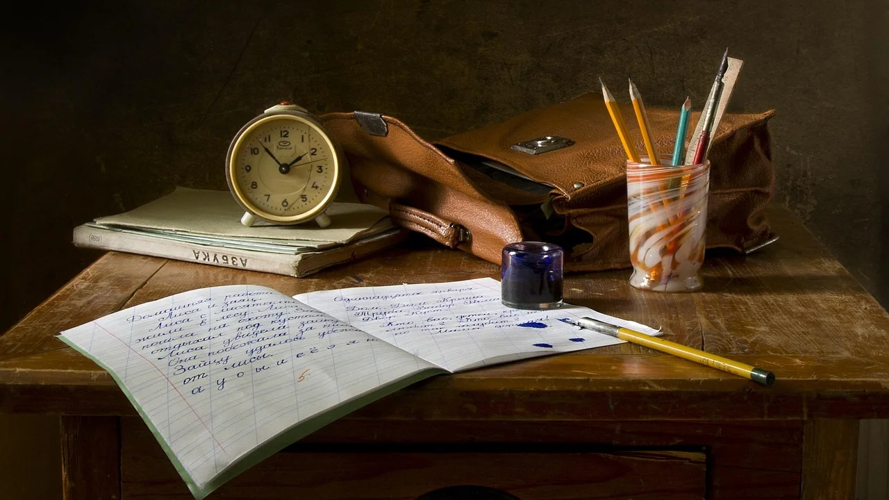 Escrivaninha simples de madeira montada em um canto de estudo.