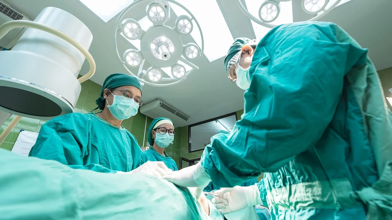 Hidratante labial aplicado após a esfoliação delicada