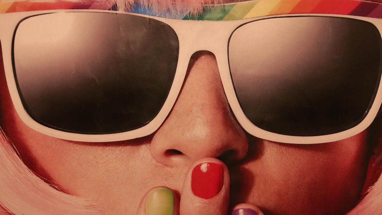 Gotas secantes aplicadas sobre unhas recém-pintadas.