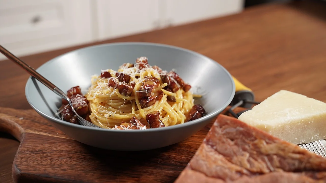 Gemas e pecorino romano misturados para formar a base do molho.