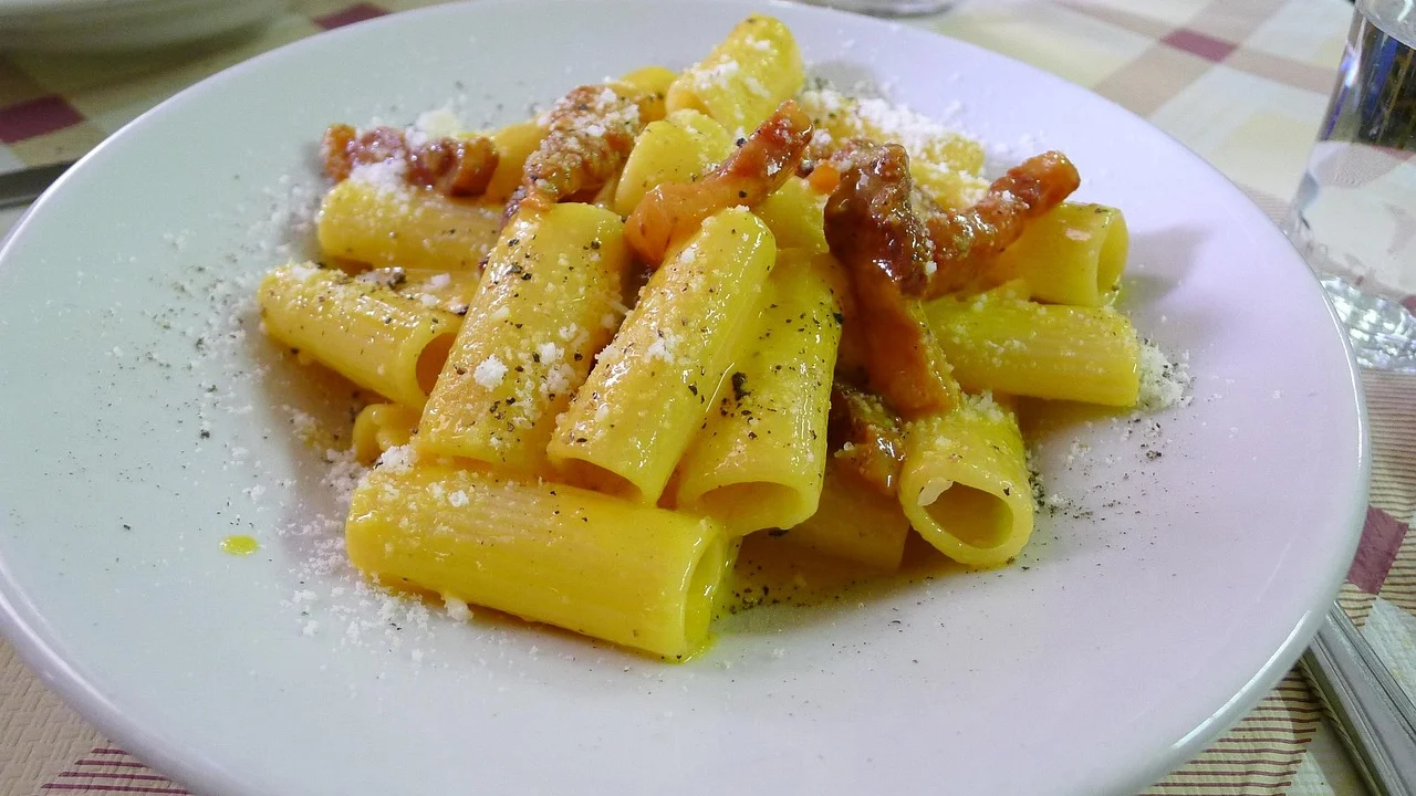 Massa al dente envolvida em molho brilhante e sem creme de leite.