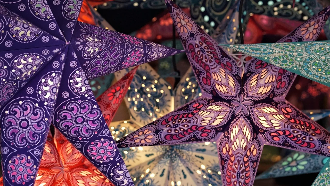 Vincos marcados criam relevo em uma estrela de papel.