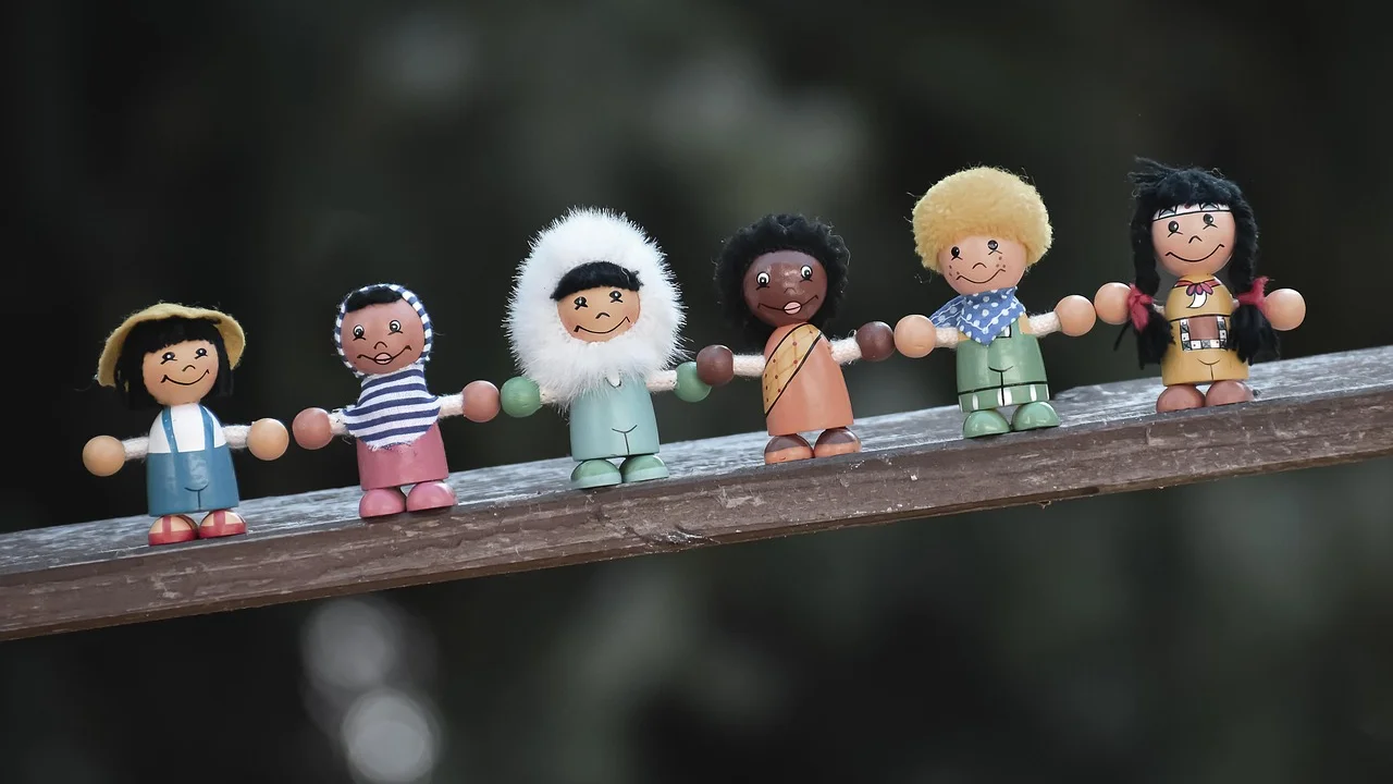 Detalhes coloridos aplicados em uma fantasia feita em casa.