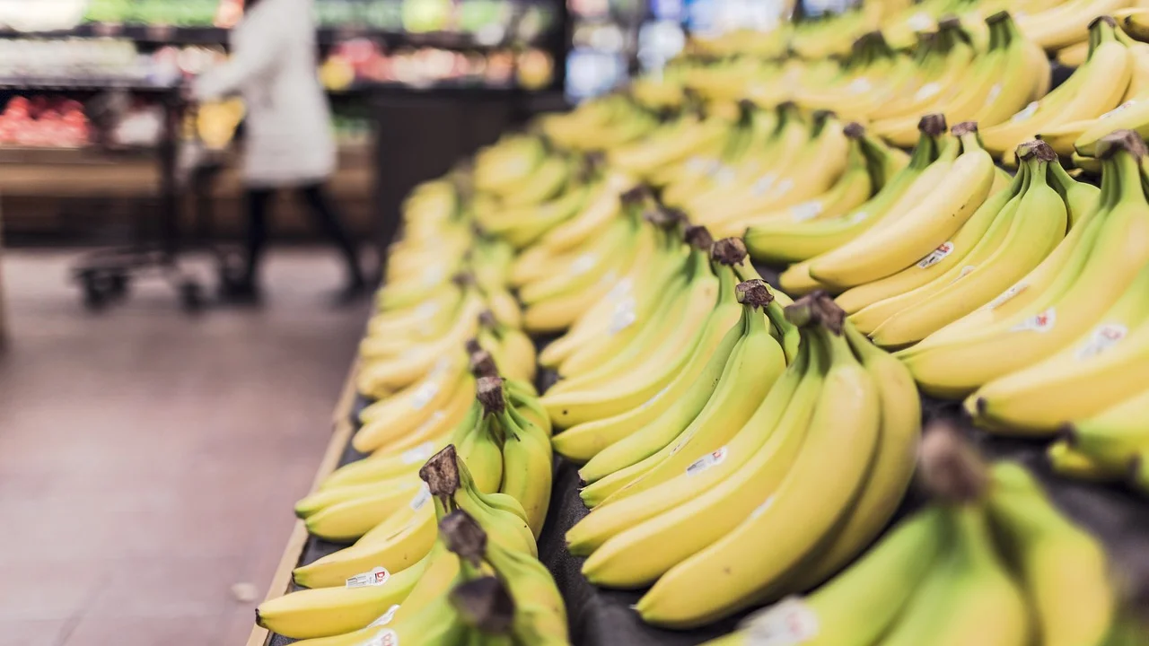 Farofa de banana dourada servida em uma travessa
