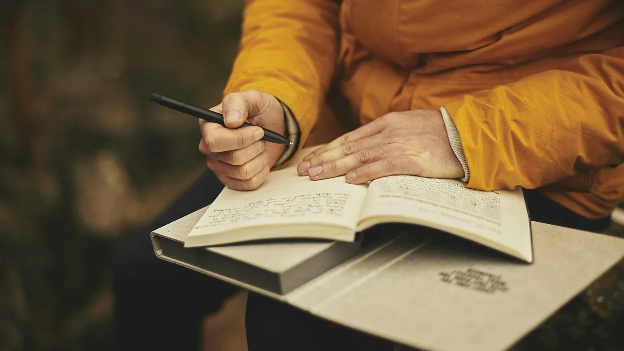 Estudante registra ideias principais durante a leitura