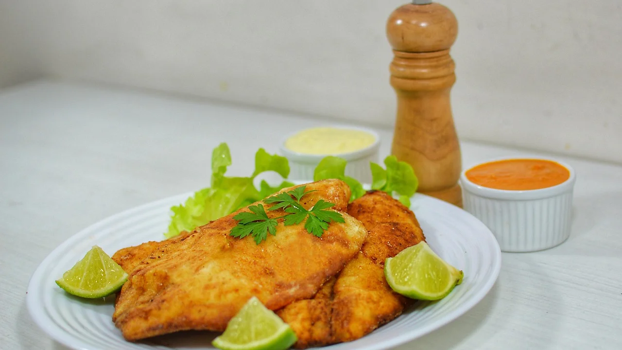 Filé de tilápia temperado antes de ir para a frigideira.