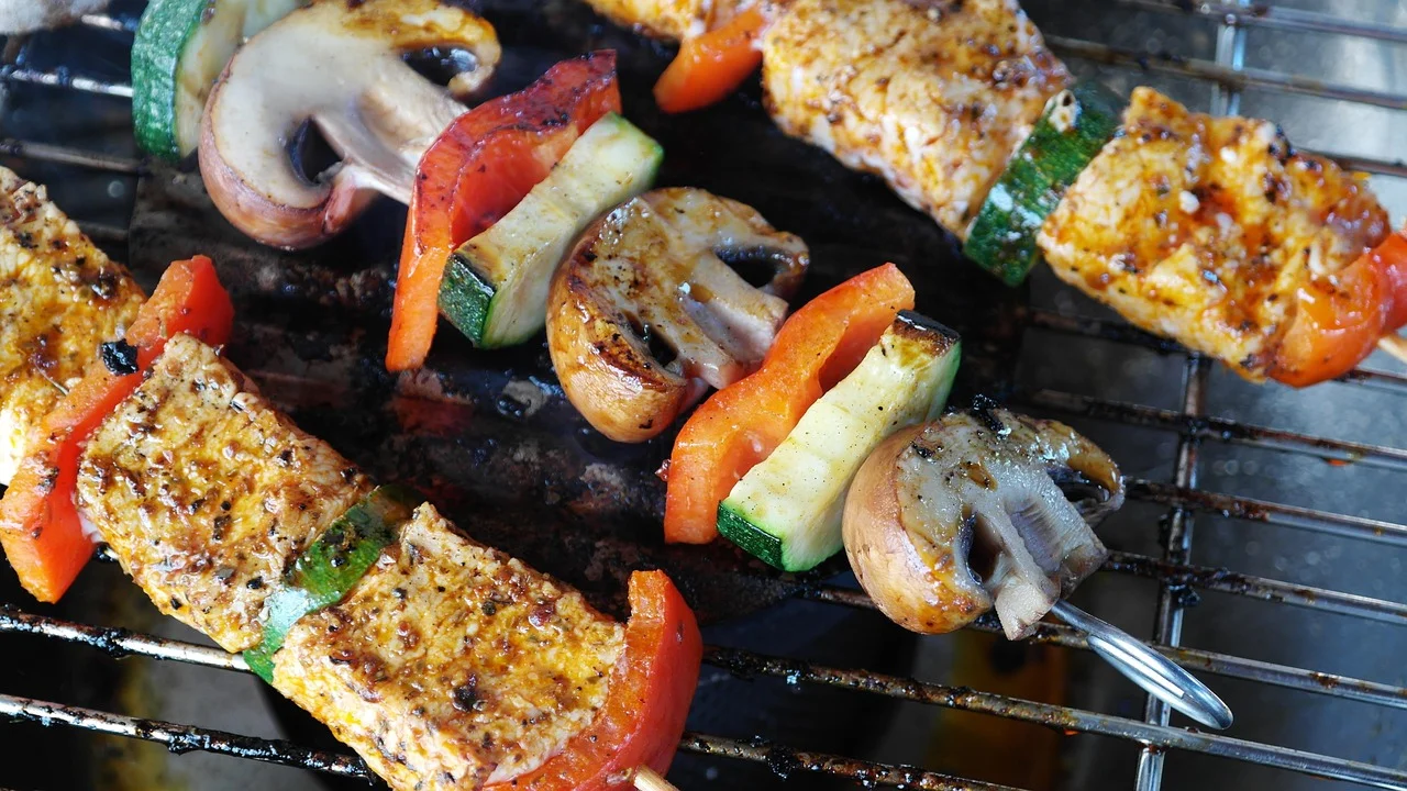 Espátula larga virando delicadamente um filé de peixe.