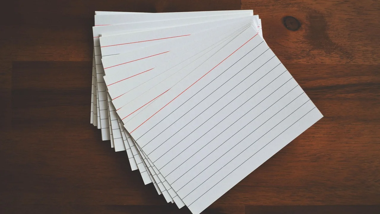 Flashcards coloridos usados para memorizar vocabulário.