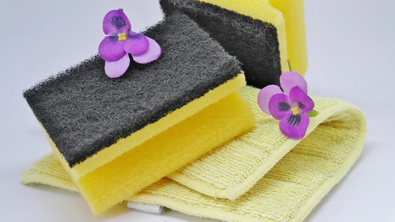 Arranjo decorativo com flores de EVA e folhas verdes