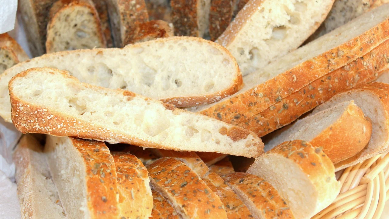 Focaccia dourada com alecrim e sal em flocos