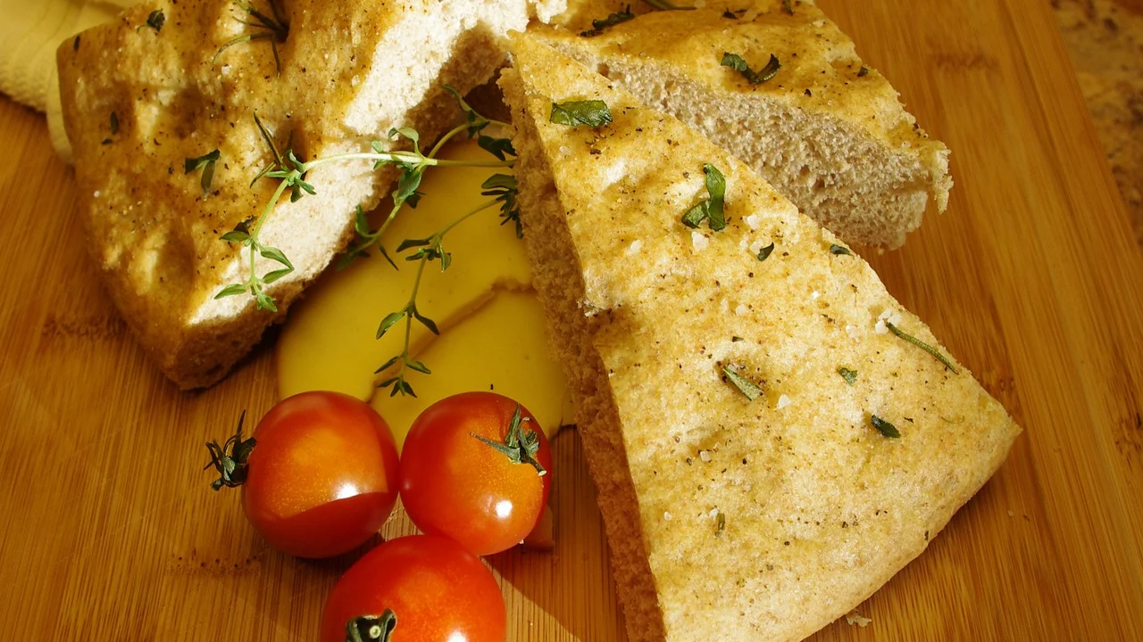 Massa de focaccia com bolhas antes de assar