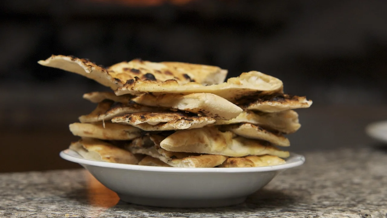 Fatias de focaccia macia servidas com azeite